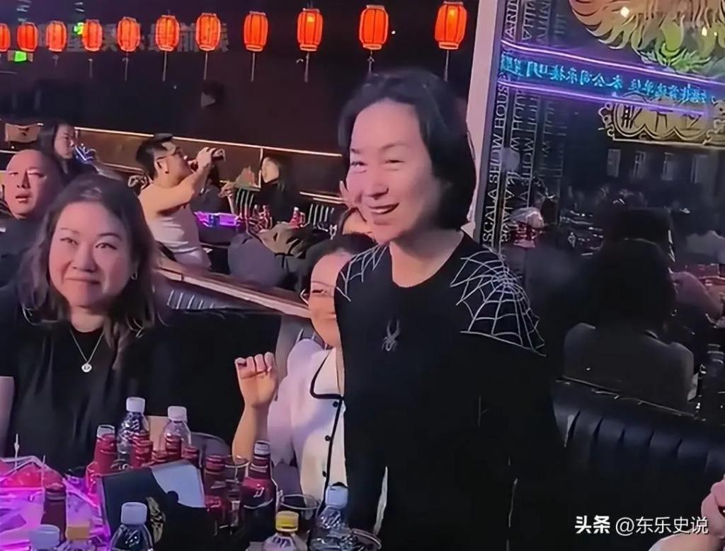 何超琼现身哈尔滨酒吧，一杯酒彰显江湖霸气，谢霆锋对其鞠躬