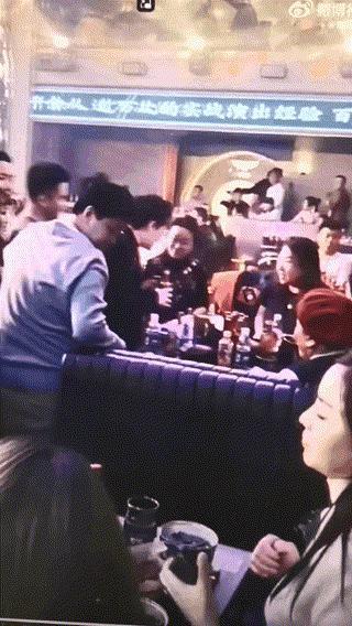 何超琼现身哈尔滨酒吧，一杯酒彰显江湖霸气，谢霆锋对其鞠躬