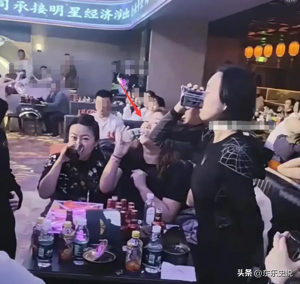 何超琼现身哈尔滨酒吧，一杯酒彰显江湖霸气，谢霆锋对其鞠躬