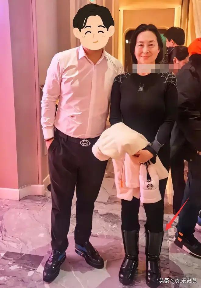 何超琼现身哈尔滨酒吧，一杯酒彰显江湖霸气，谢霆锋对其鞠躬