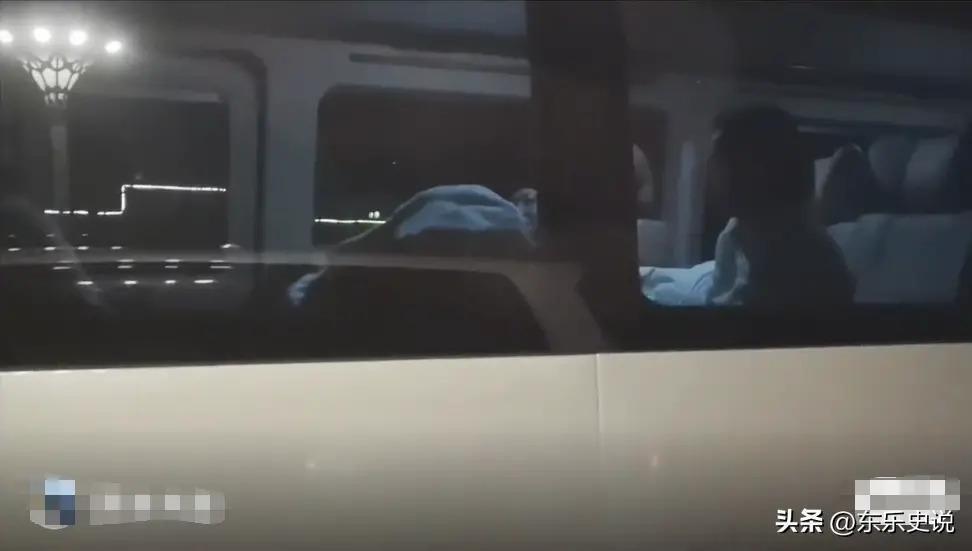 何超琼现身哈尔滨酒吧，一杯酒彰显江湖霸气，谢霆锋对其鞠躬