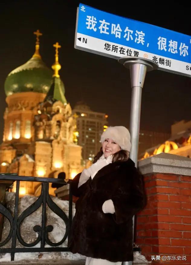 何超琼现身哈尔滨酒吧，一杯酒彰显江湖霸气，谢霆锋对其鞠躬