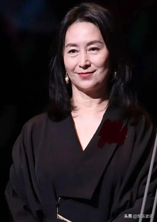 何超琼现身哈尔滨酒吧，一杯酒彰显江湖霸气，谢霆锋对其鞠躬