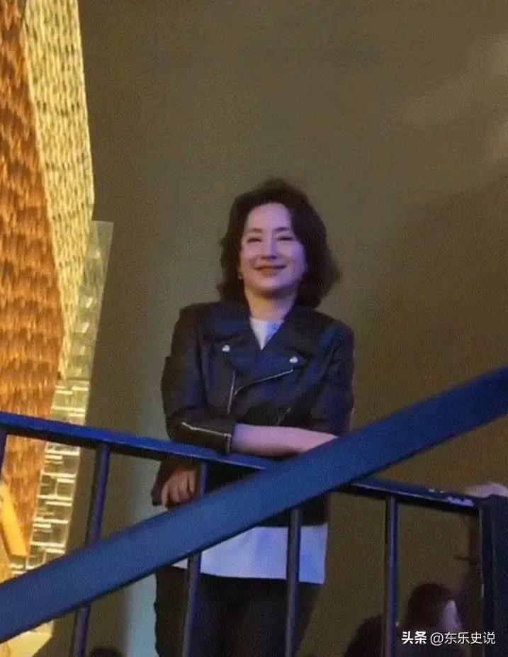 何超琼现身哈尔滨酒吧，一杯酒彰显江湖霸气，谢霆锋对其鞠躬