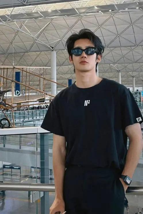 大瓜！继浴袍照之后，于适私密视频再被曝，和富婆酒店内亲密