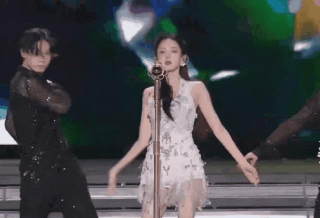 跑调假唱，跨年夜还是翻车夜？办得很好下次别办了