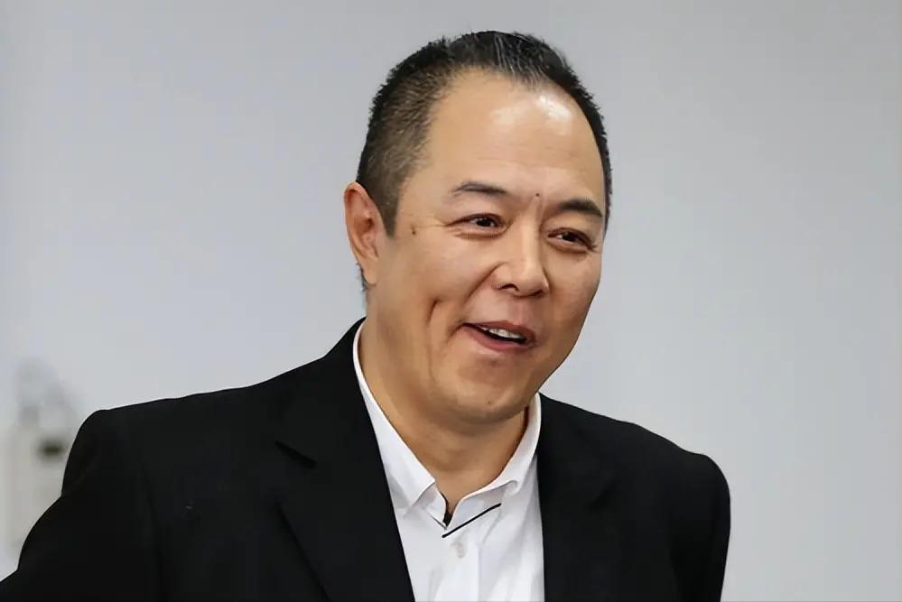 她是军艺校花，被大25岁张铁林抛弃后，嫁著名“坏蛋”获幸福