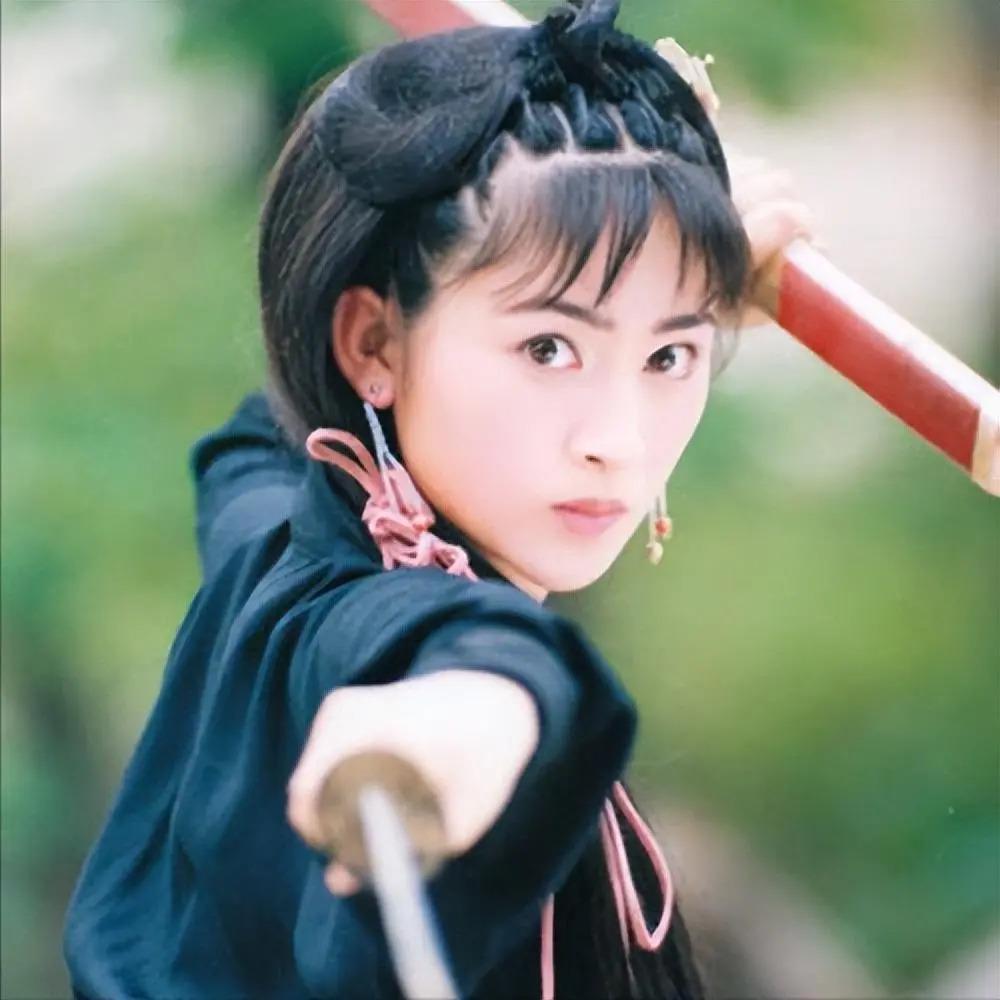 她是军艺校花，被大25岁张铁林抛弃后，嫁著名“坏蛋”获幸福