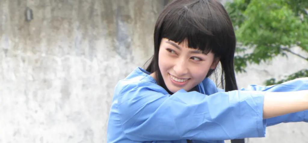 她是军艺校花，被大25岁张铁林抛弃后，嫁著名“坏蛋”获幸福
