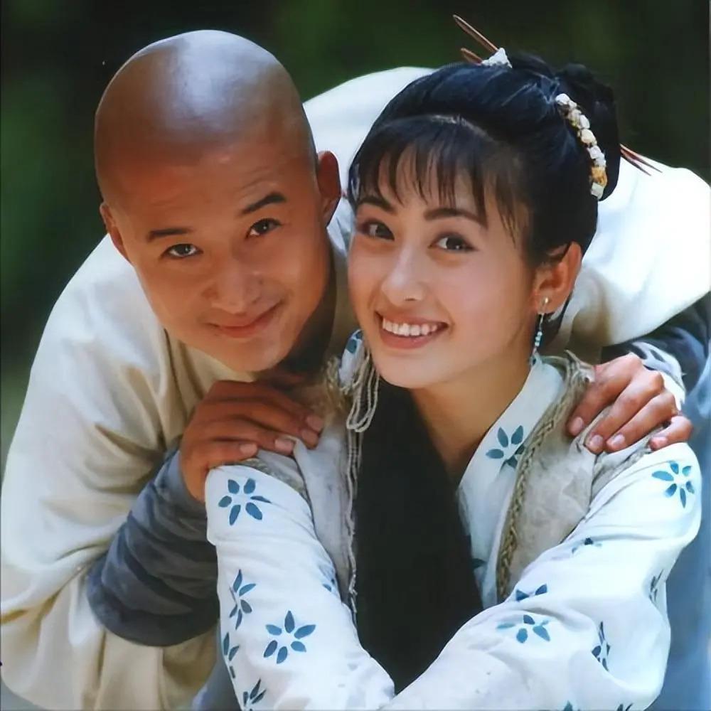 她是军艺校花，被大25岁张铁林抛弃后，嫁著名“坏蛋”获幸福