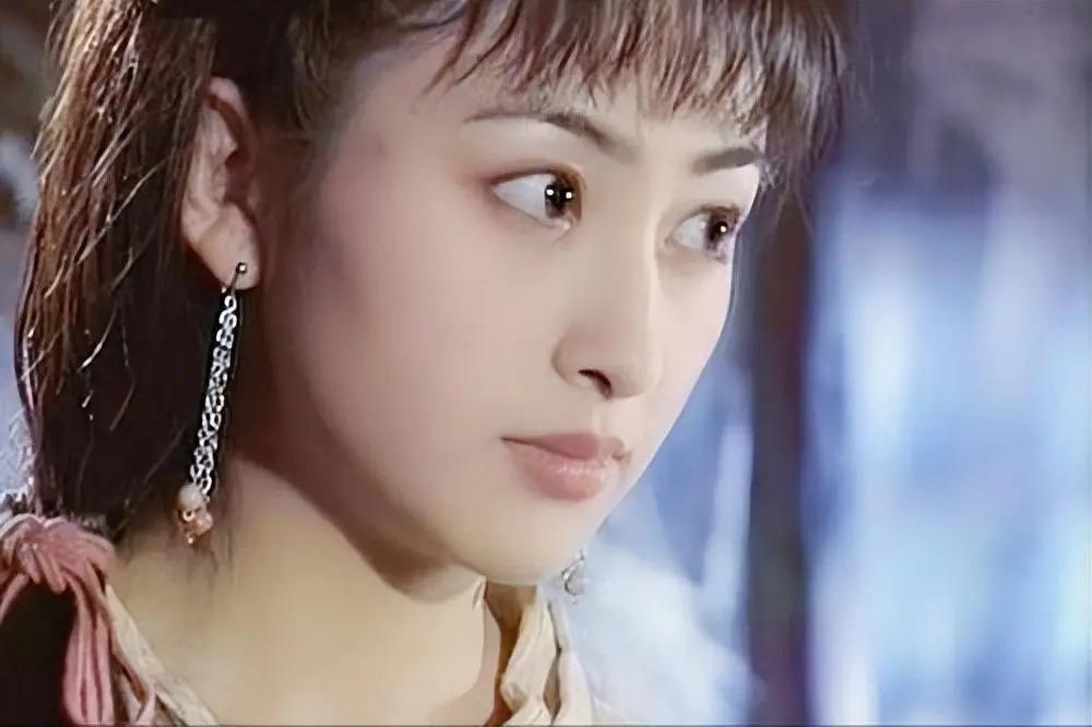 她是军艺校花，被大25岁张铁林抛弃后，嫁著名“坏蛋”获幸福