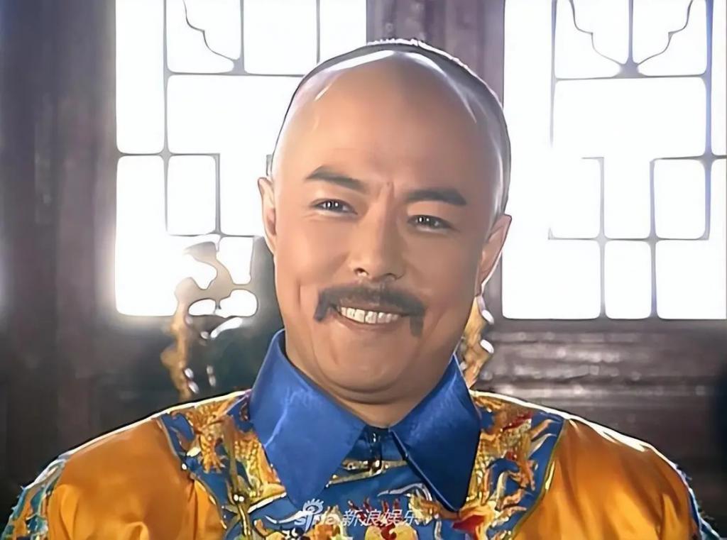 她是军艺校花，被大25岁张铁林抛弃后，嫁著名“坏蛋”获幸福