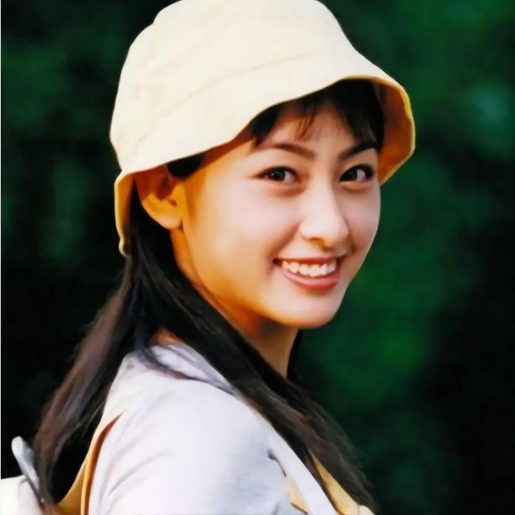 她是军艺校花，被大25岁张铁林抛弃后，嫁著名“坏蛋”获幸福