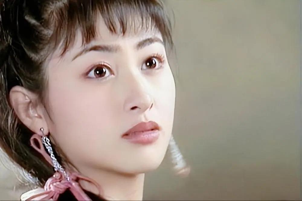 她是军艺校花，被大25岁张铁林抛弃后，嫁著名“坏蛋”获幸福