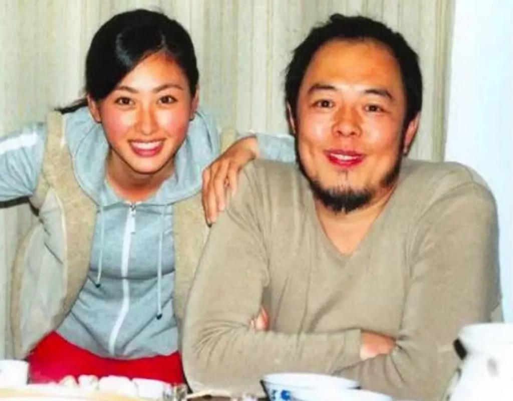她是军艺校花，被大25岁张铁林抛弃后，嫁著名“坏蛋”获幸福