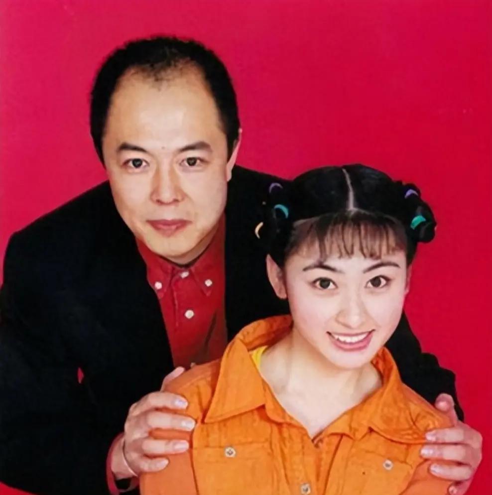 她是军艺校花，被大25岁张铁林抛弃后，嫁著名“坏蛋”获幸福