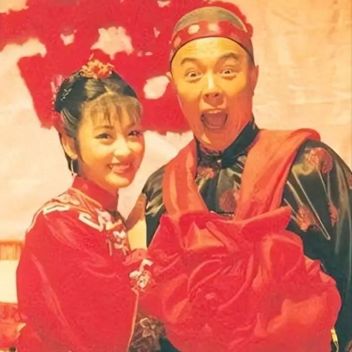 她是军艺校花，被大25岁张铁林抛弃后，嫁著名“坏蛋”获幸福