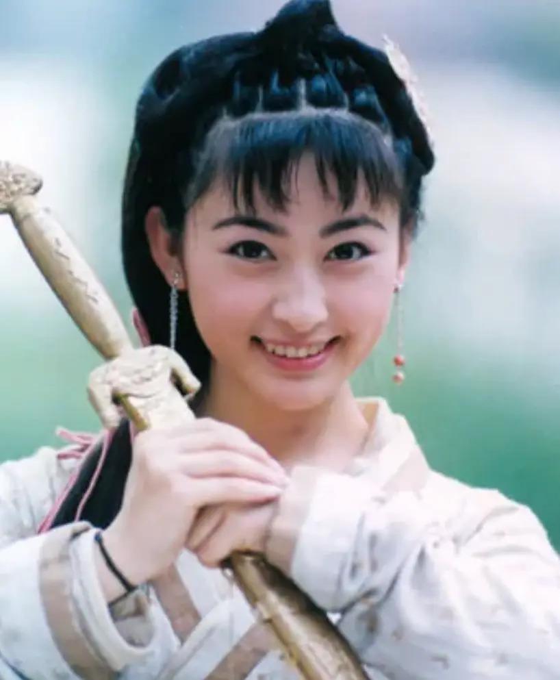她是军艺校花，被大25岁张铁林抛弃后，嫁著名“坏蛋”获幸福