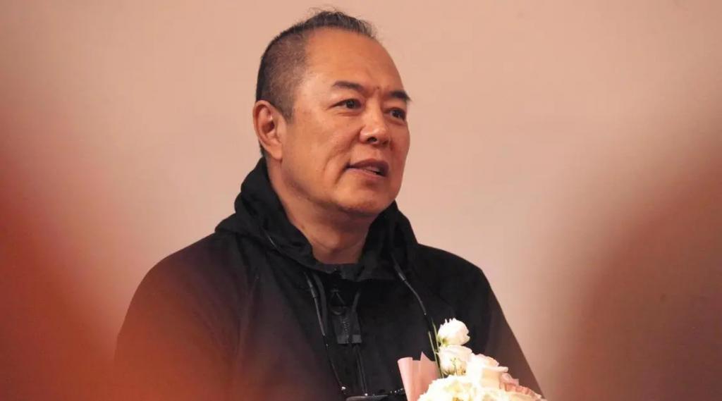 她是军艺校花，被大25岁张铁林抛弃后，嫁著名“坏蛋”获幸福