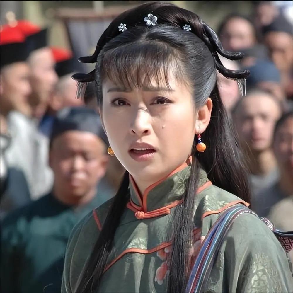 她是军艺校花，被大25岁张铁林抛弃后，嫁著名“坏蛋”获幸福