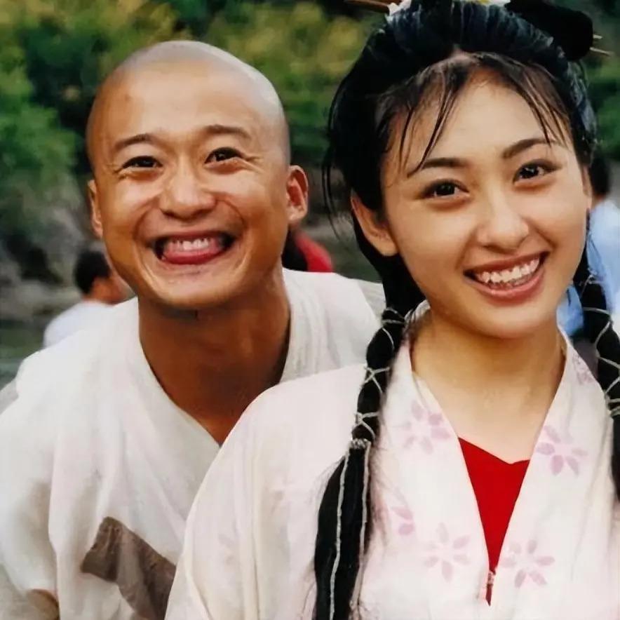 她是军艺校花，被大25岁张铁林抛弃后，嫁著名“坏蛋”获幸福