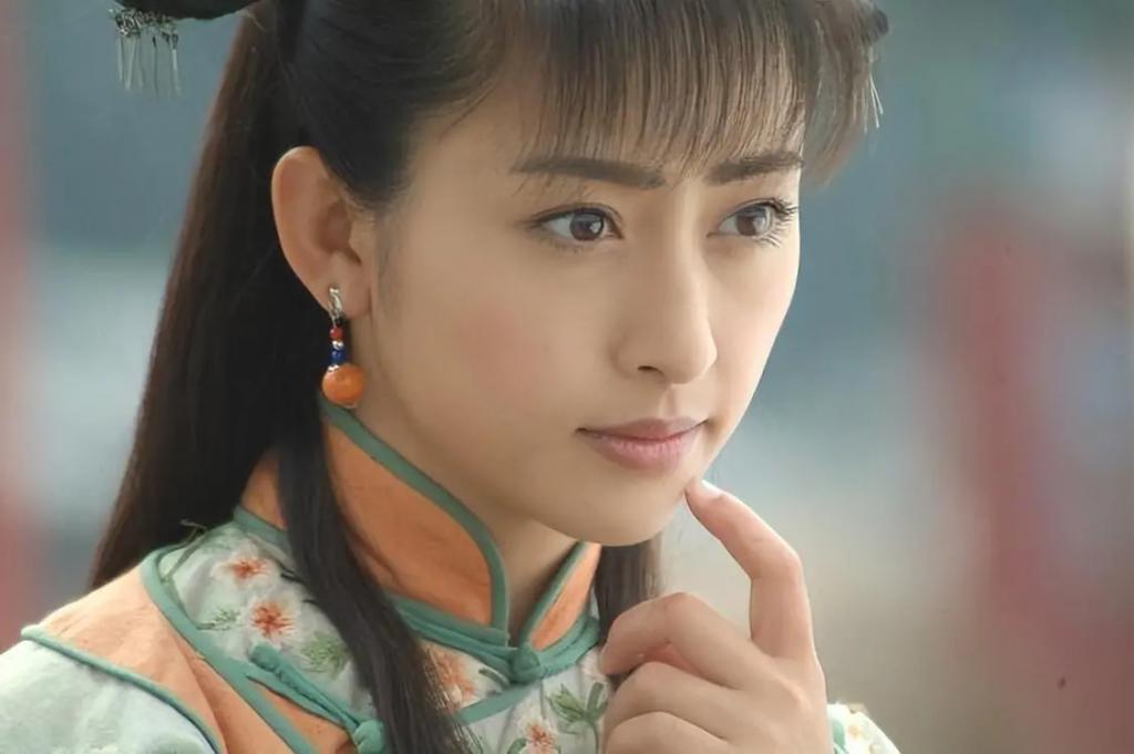 她是军艺校花，被大25岁张铁林抛弃后，嫁著名“坏蛋”获幸福