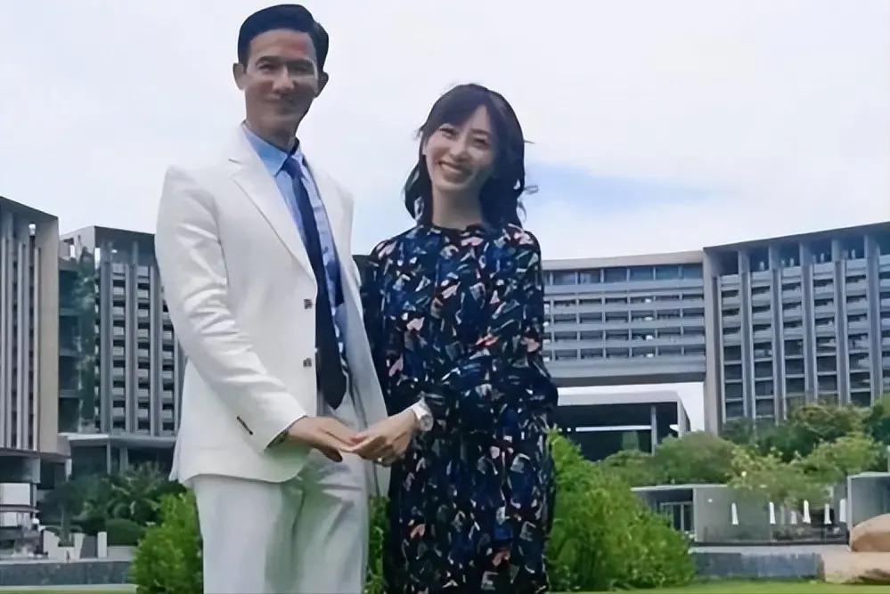 她是军艺校花，被大25岁张铁林抛弃后，嫁著名“坏蛋”获幸福