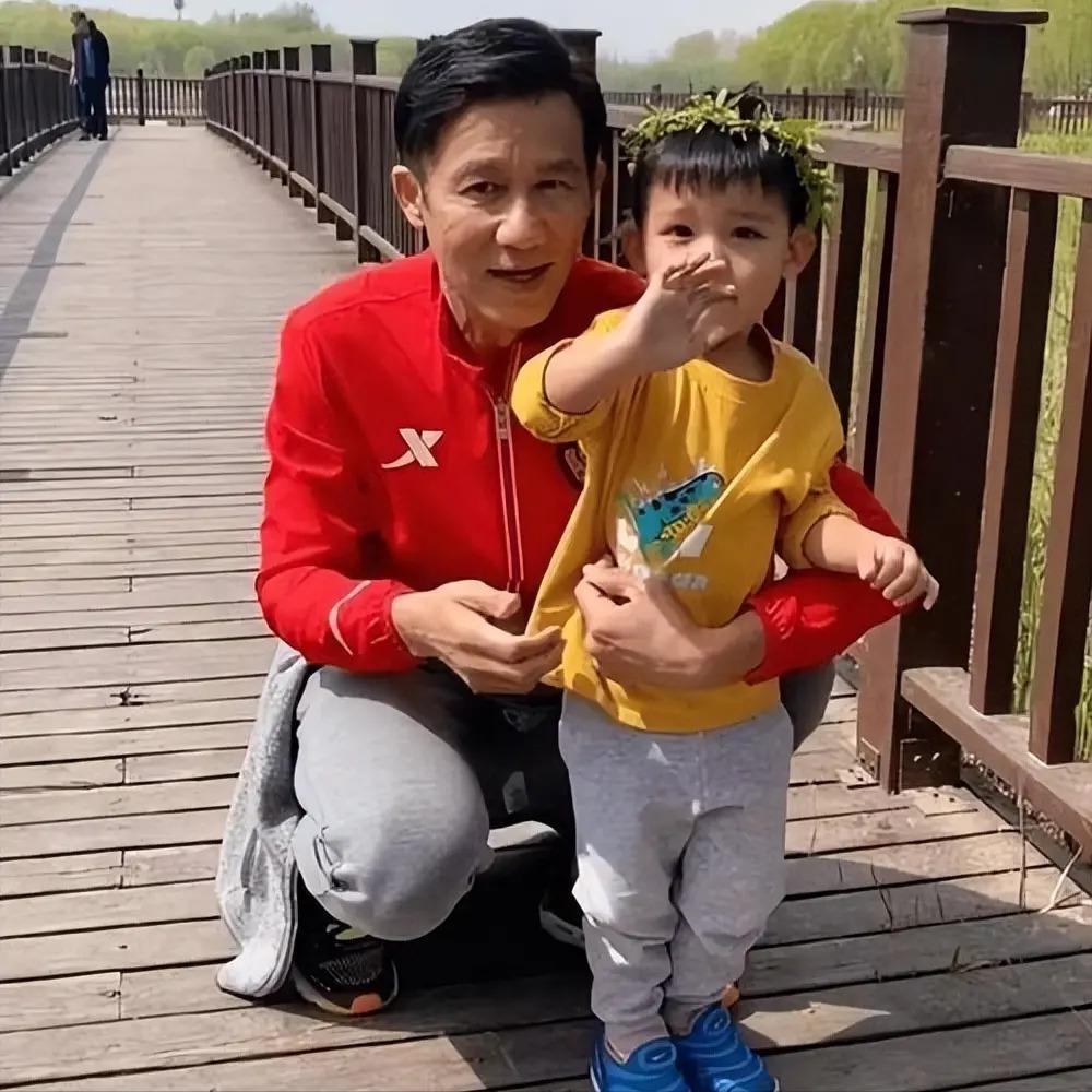 她是军艺校花，被大25岁张铁林抛弃后，嫁著名“坏蛋”获幸福