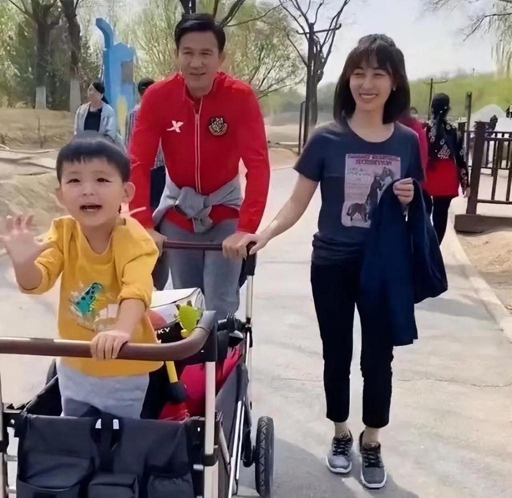 她是军艺校花，被大25岁张铁林抛弃后，嫁著名“坏蛋”获幸福