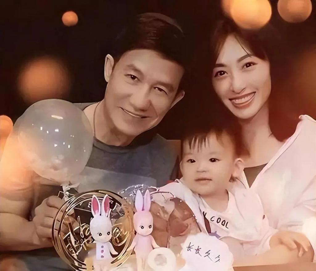 她是军艺校花，被大25岁张铁林抛弃后，嫁著名“坏蛋”获幸福