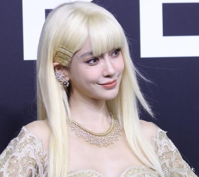杨颖禁言解除惹争议，被曝3月进组复出，和闺蜜跨年生活滋润
