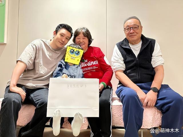 杨颖禁言解除惹争议，被曝3月进组复出，和闺蜜跨年生活滋润