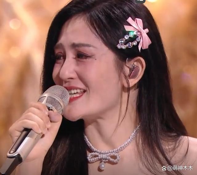 湖南跨年夜：汪涵谢娜落泪，王一博假唱，宋茜王鹤棣差点亲上