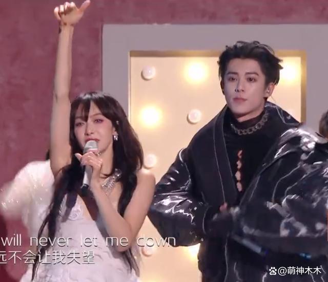 众星跨年造型：杨紫腮红过重，娜扎金晨撞衫，宋茜妆容油腻