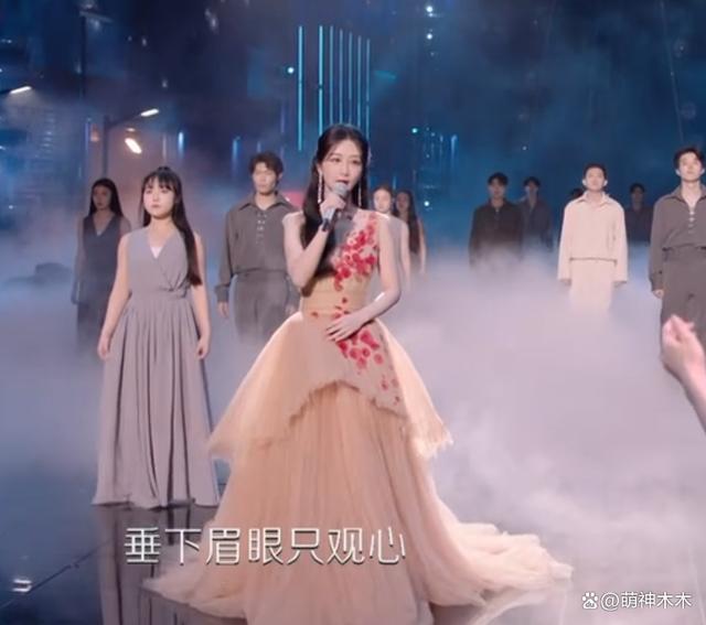 众星跨年造型：杨紫腮红过重，娜扎金晨撞衫，宋茜妆容油腻