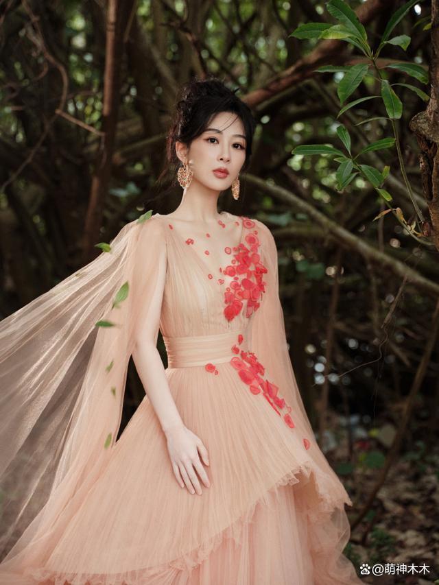 众星跨年造型：杨紫腮红过重，娜扎金晨撞衫，宋茜妆容油腻