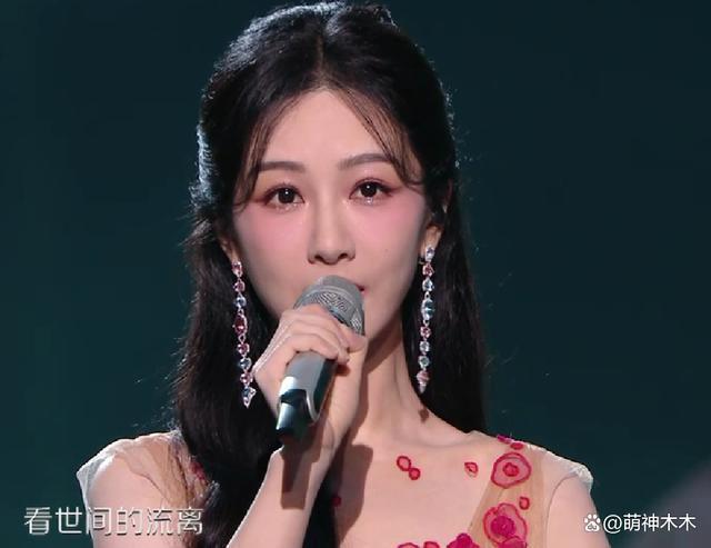 众星跨年造型：杨紫腮红过重，娜扎金晨撞衫，宋茜妆容油腻