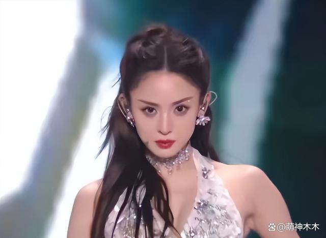 众星跨年造型：杨紫腮红过重，娜扎金晨撞衫，宋茜妆容油腻