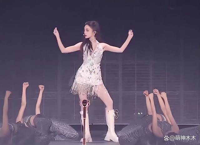 众星跨年造型：杨紫腮红过重，娜扎金晨撞衫，宋茜妆容油腻