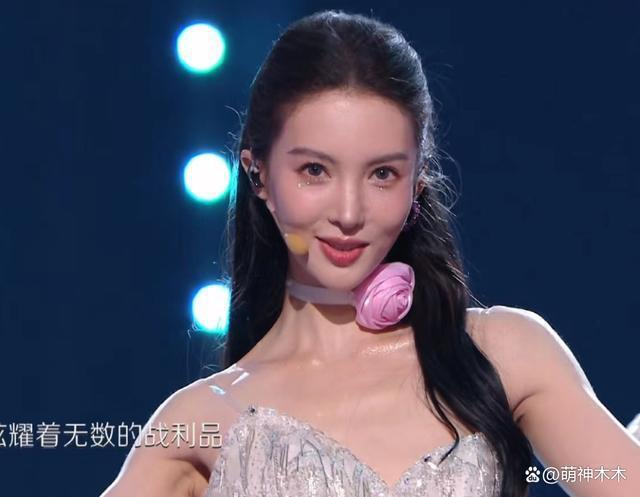 众星跨年造型：杨紫腮红过重，娜扎金晨撞衫，宋茜妆容油腻