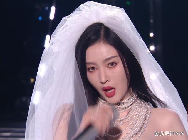众星跨年造型：杨紫腮红过重，娜扎金晨撞衫，宋茜妆容油腻