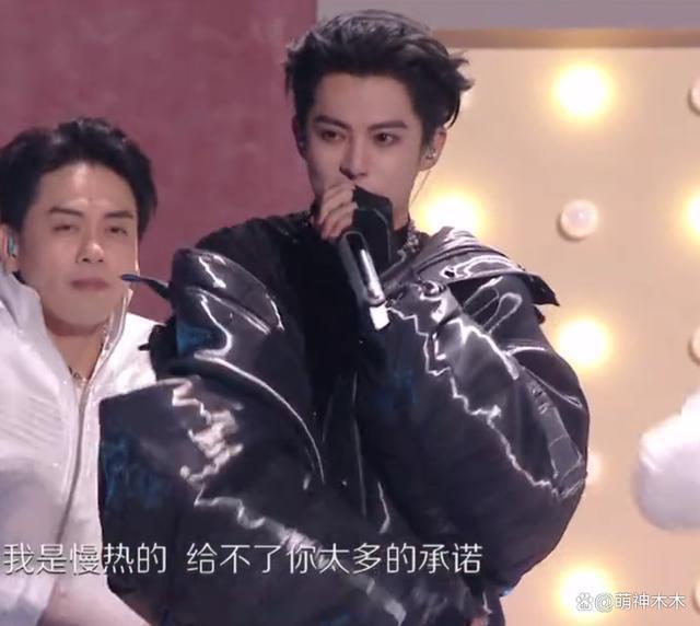 众星跨年造型：杨紫腮红过重，娜扎金晨撞衫，宋茜妆容油腻