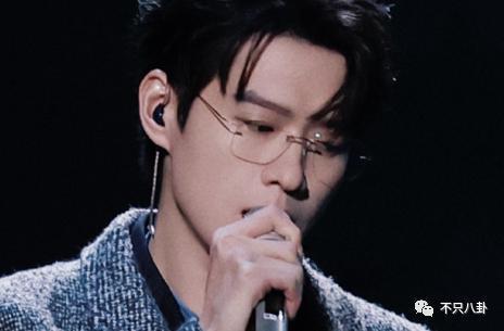 太热闹了吧！居然有九对情侣要结婚？