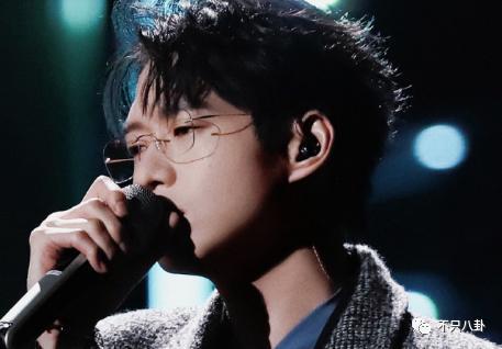 太热闹了吧！居然有九对情侣要结婚？