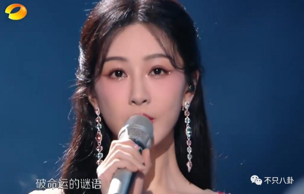 太热闹了吧！居然有九对情侣要结婚？