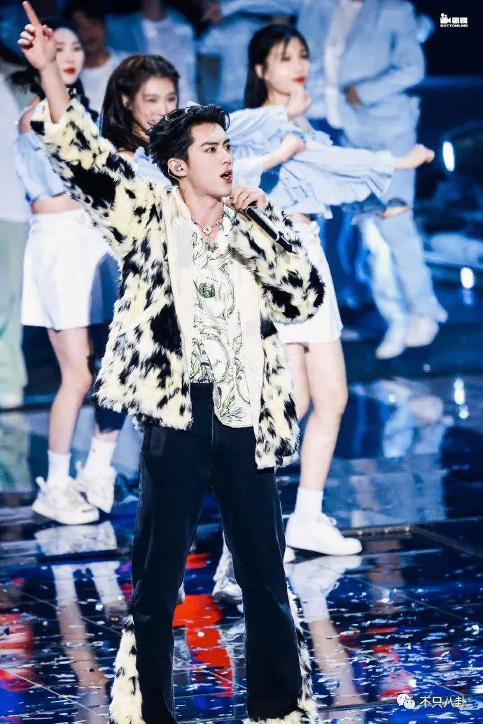 太热闹了吧！居然有九对情侣要结婚？