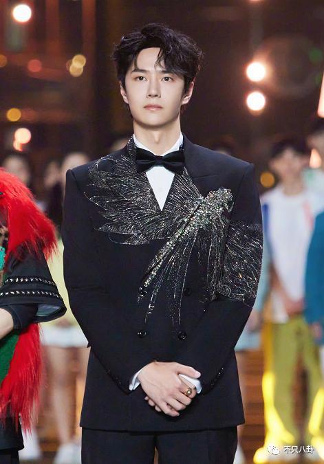 太热闹了吧！居然有九对情侣要结婚？