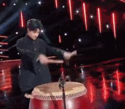 太热闹了吧！居然有九对情侣要结婚？