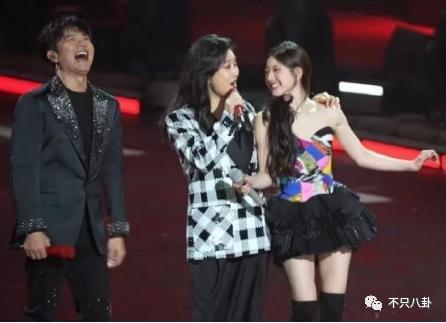 太热闹了吧！居然有九对情侣要结婚？