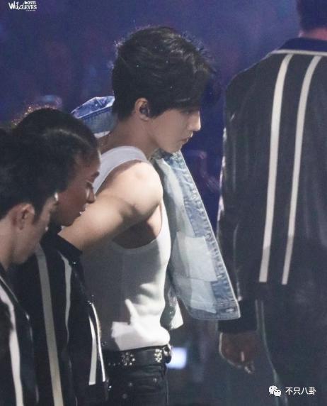 太热闹了吧！居然有九对情侣要结婚？